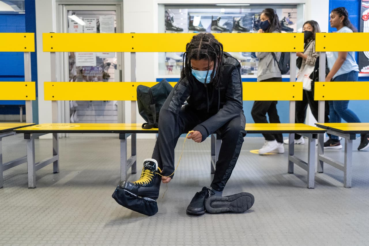 Las pistas de patinaje, las boleras, canchas de baloncesto y voleibol, entre otros, también pueden permitir clientes hasta el 30% de su capacidad.