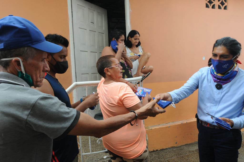 En la imagen, Yaku Pérez reparte mascarillas en el barrio de las Penas de Guayaquil.
