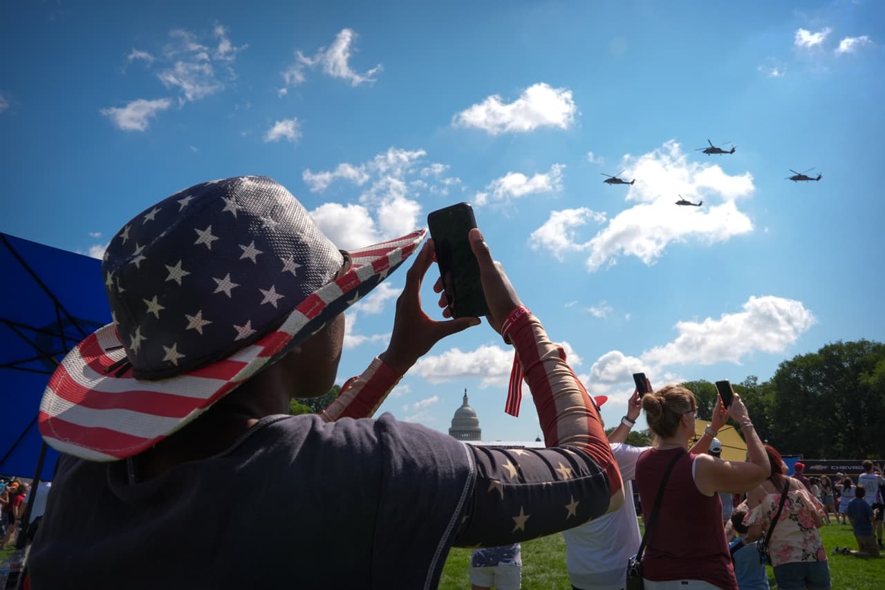 Savannah Brown, de Maryland, observa cómo aviones de la Armada de los Estados Unidos realizan un sobrevuelo antes de la carrera de autos.