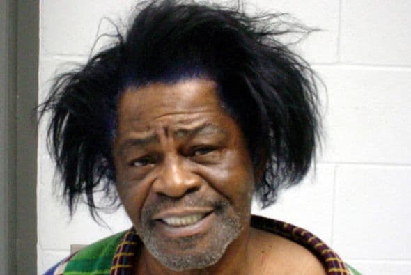 James Brown fue arrestado por violencia doméstica el 28 de enero de 2004.