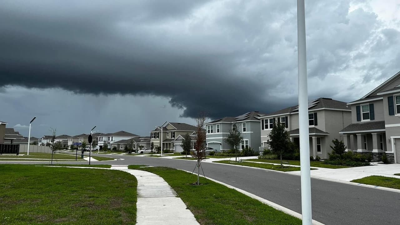 Según el último informe, Idalia se encuentra a unas 185 millas de la Bahía de Tampa, en donde ha sido avistada la primera banda de nubes y tormentas.