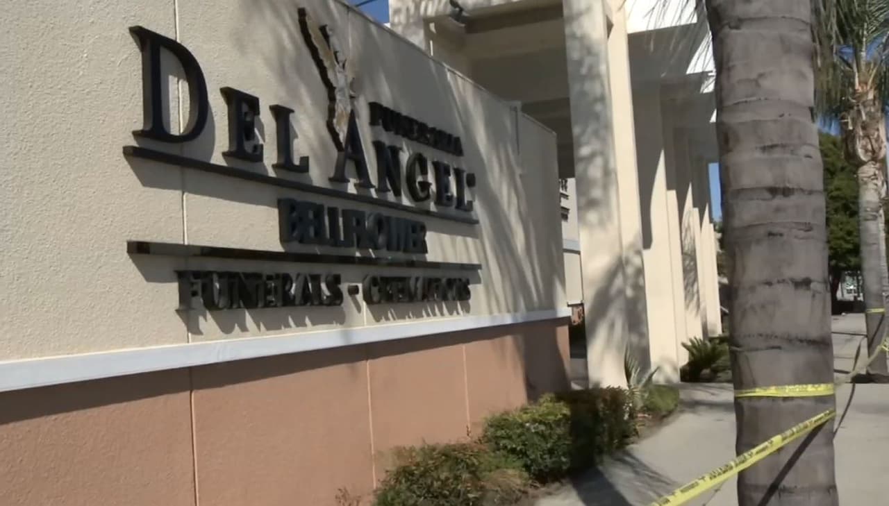 Sin embargo, la pequeña Alexia fue encontrada sin signos vitales, sentada y asegurada en una silla de bebés para vehículo y cubierta con una cobijita, en la funeraria Del Angel este lunes 27, en la parte trasera de la funeraria Del Angel en Bellflower, California.
<br>