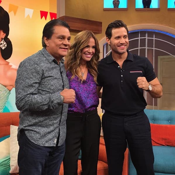 Karla también quería su foto con la leyenda del boxeo.