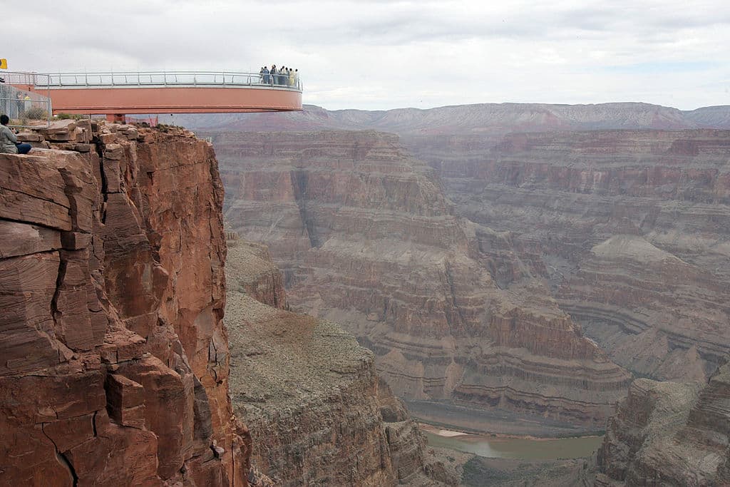 El astronauta Buzz Aldrin y otros invitados VIP dan los primeros pasos ceremoniales en el Skywalk en Grand Canyon West en la reserva india Hualapai en Arizona, 20 de marzo de 2007.