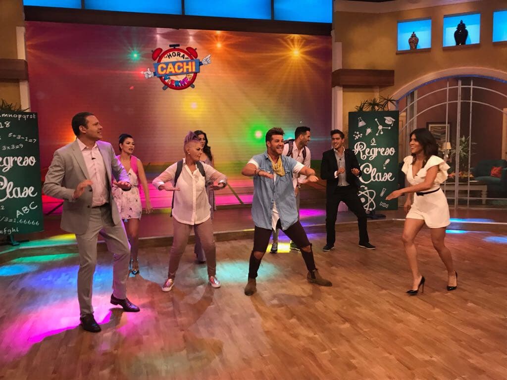 Nuestro baile de 'cachi viernes' se lo dedicamos a los niños, para que vuelvan con la mejor actitud a la escuela.