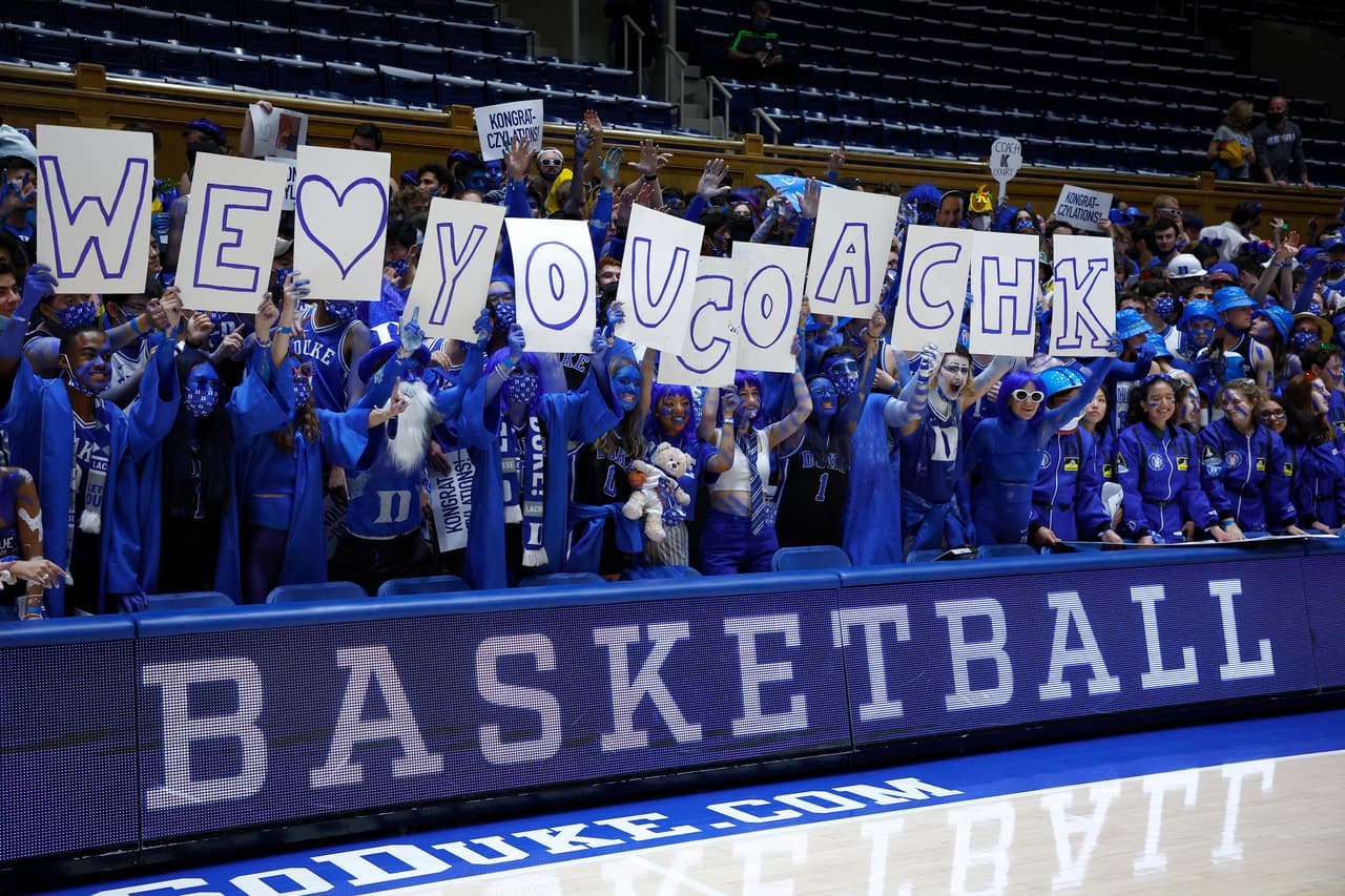 Fanáticos rindieron una emotiva ovación al entrenador.