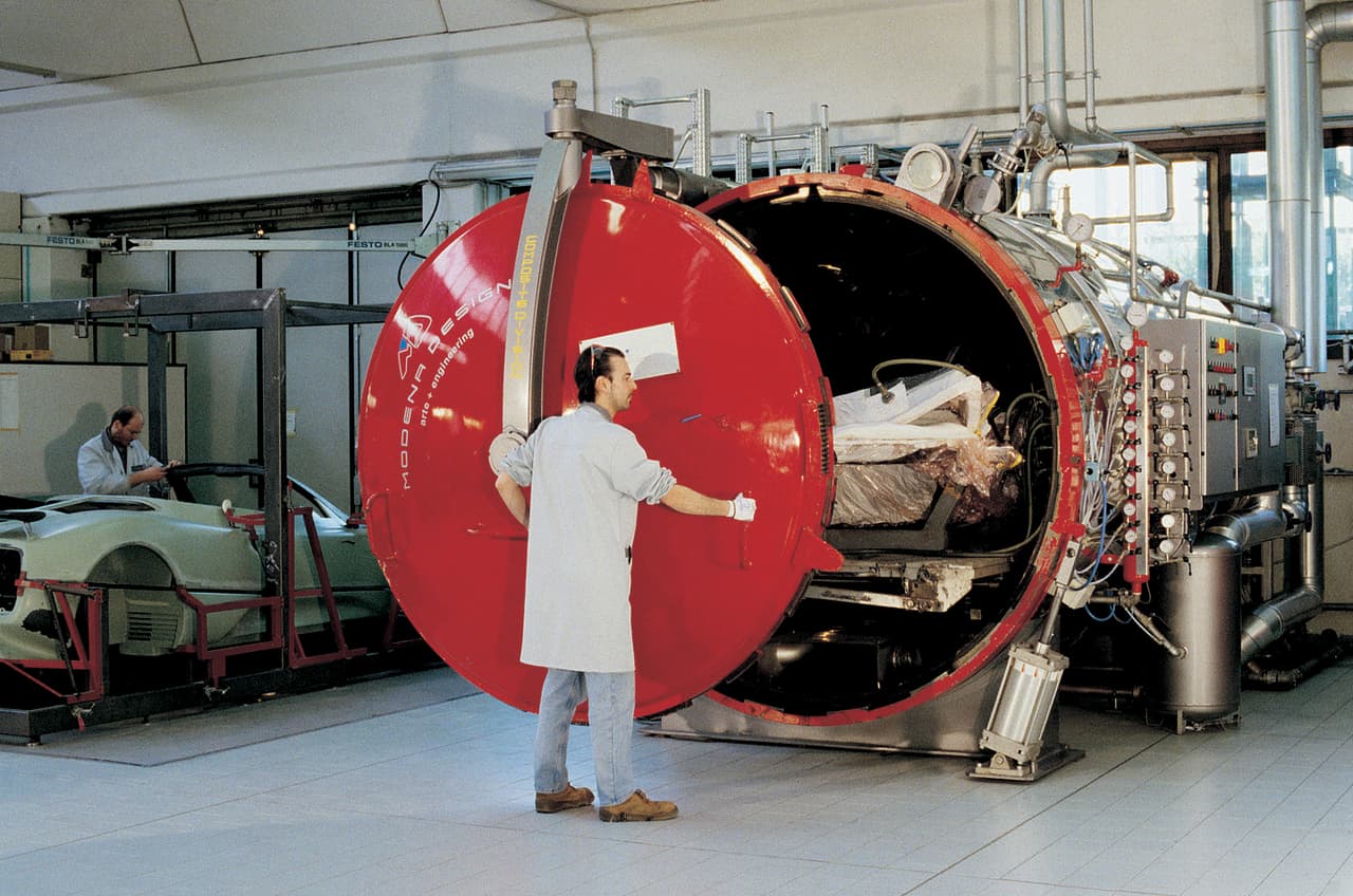 Después del ‘Evoluzione’ Pagani fue asignado a otros proyectos que involucraban compuestos. El joven jefe de ingeniería solicitó en repetidas oportunidades la compra de un ‘autoclave’ para que la marca italiana pudiera producir sus propias partes en fibra de carbono. 
<br>