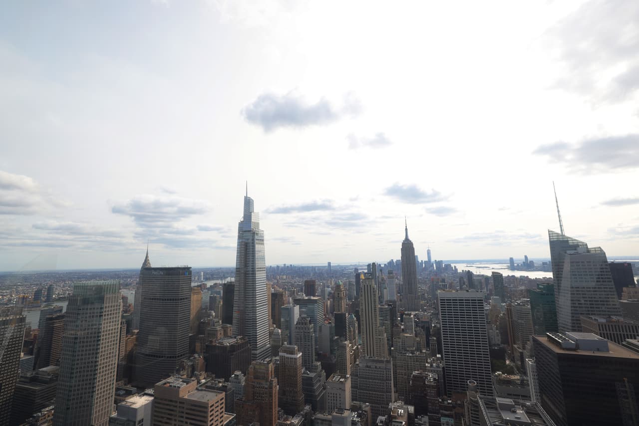 "Al ocupar el lugar que le corresponde en el emblemático horizonte de Nueva York, One Vanderbilt establecerá un entorno de trabajo de vanguardia en Nueva York con comodidades sin precedentes, como techos de 24 pies de altura, vistas increíbles y acceso directo a las redes de tránsito en el corazón de East Midtown", dijo Marc Holliday, Presidente y Director Ejecutivo de SL Green.