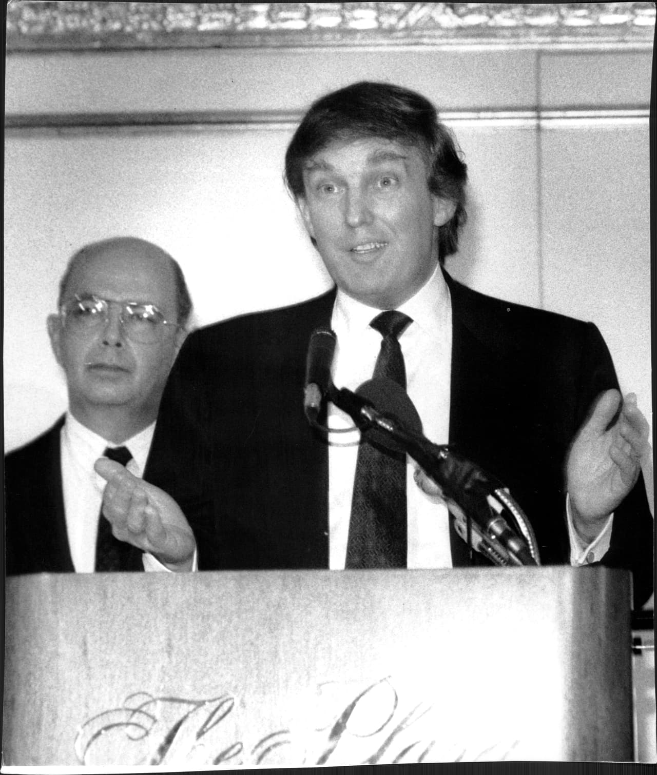 Wilbur Ross en 1990 ayudó a convencer a los acreedores del endeudado Donald Trump que este valía más con un plan de pago a mediano plazo que con una declaración formal de bancarrota. En la fotografía de noviembre de 1990, Wilbur Ross acompaña a Donald Trump en una rueda de prensa en la que anunció un acuerdo donde la mitad de las acciones de su hotel Trump Taj Mahal pasaba a sus acreedores, mientras él seguía siendo su presidente