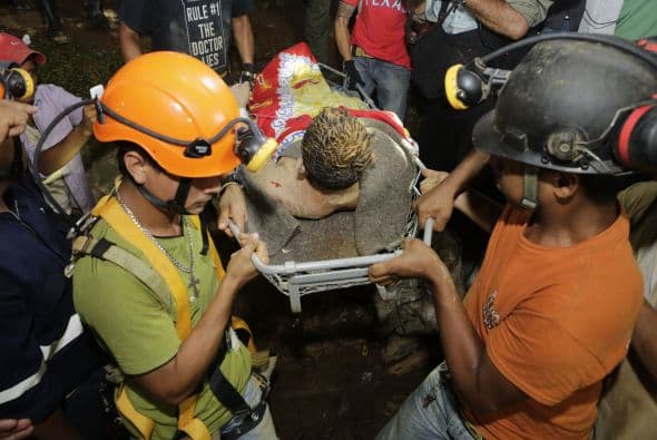 Fueron recibidos por sus familiares, que permanecieron en el exterior del yacimiento desde el accidente.