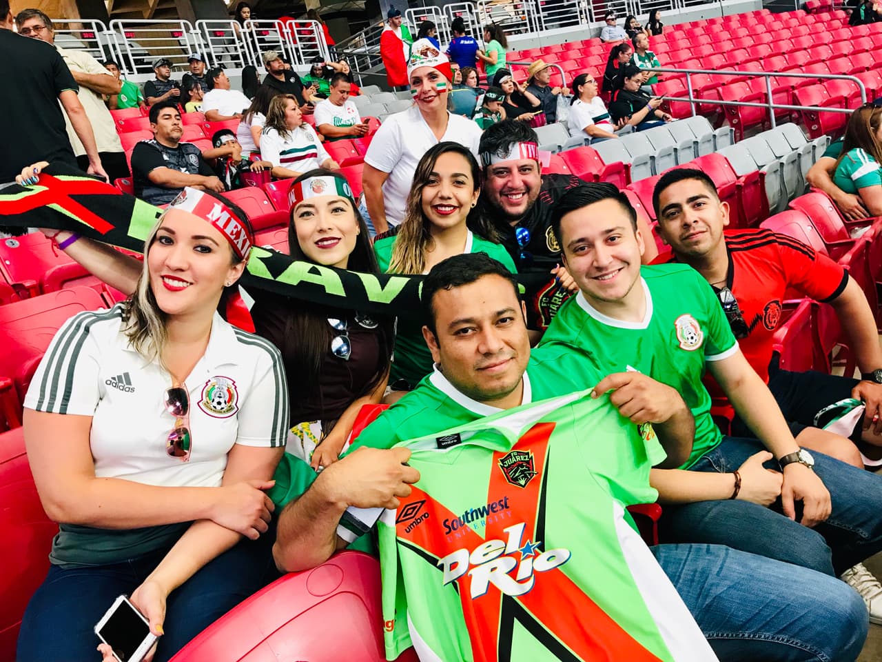 Esta familia esperaba con emoción el partido.
<br>