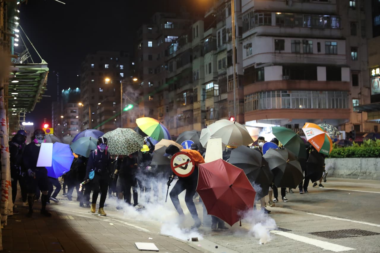 En Hong Kong la policía disparó agua con cañones y gas lacrimógeno para dispersar a los manifestantes que lanzaron cócteles molotov fuera de la oficinas del gobierno central y ordenaron la evacuación del aledaño edificio del Consejo Legislativo.