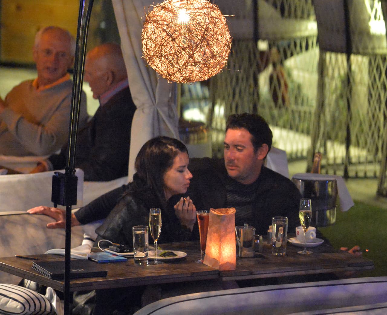 Adriana Lima rompió con el receptor de New England Patriots Julian Edelman hace sólo una semana. Sin embargo, se le vio besándose en un restaurante con el chico malo de los muchachos de Nueva York Mitch, Matt Harvey. Estas son las primeras fotos de la nueva pareja. La pareja llegó en yate y cenaron y tomaron champán por horas en el River Yacht Club el 15 de marzo de 2017, en Miami, Florida.