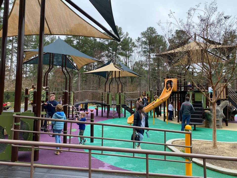 <b>Laurel Hills Park/Sassafras All Children’s Playground</b>
<br>
<b>Sitio web</b>: 
<a href="https://raleighnc.gov/parks/places/laurel-hills-park">https://raleighnc.gov/parks/places/laurel-hills-park</a> 
<br>
<b><a href="https://maps.app.goo.gl/Xt3mrXSNTBFF6wgf9">Cómo llegar</a> </b>
<br>
<br>Laurel Hills Park alberga un centro comunitario que ofrece una variedad de programas para todas las edades, así como un gran gimnasio con dos canchas de baloncesto de tamaño completo, una gran sala de reuniones y un estudio de baile. El espacio verde del parque incluye un pequeño estanque con paseo marítimo y mirador, un espacio de alquiler de refugio para picnic, dos canchas de baloncesto al aire libre, dos campos de béisbol y un campo de usos múltiples. Laurel Hills Park también alberga el parque infantil Sassafras All Children's Playground.