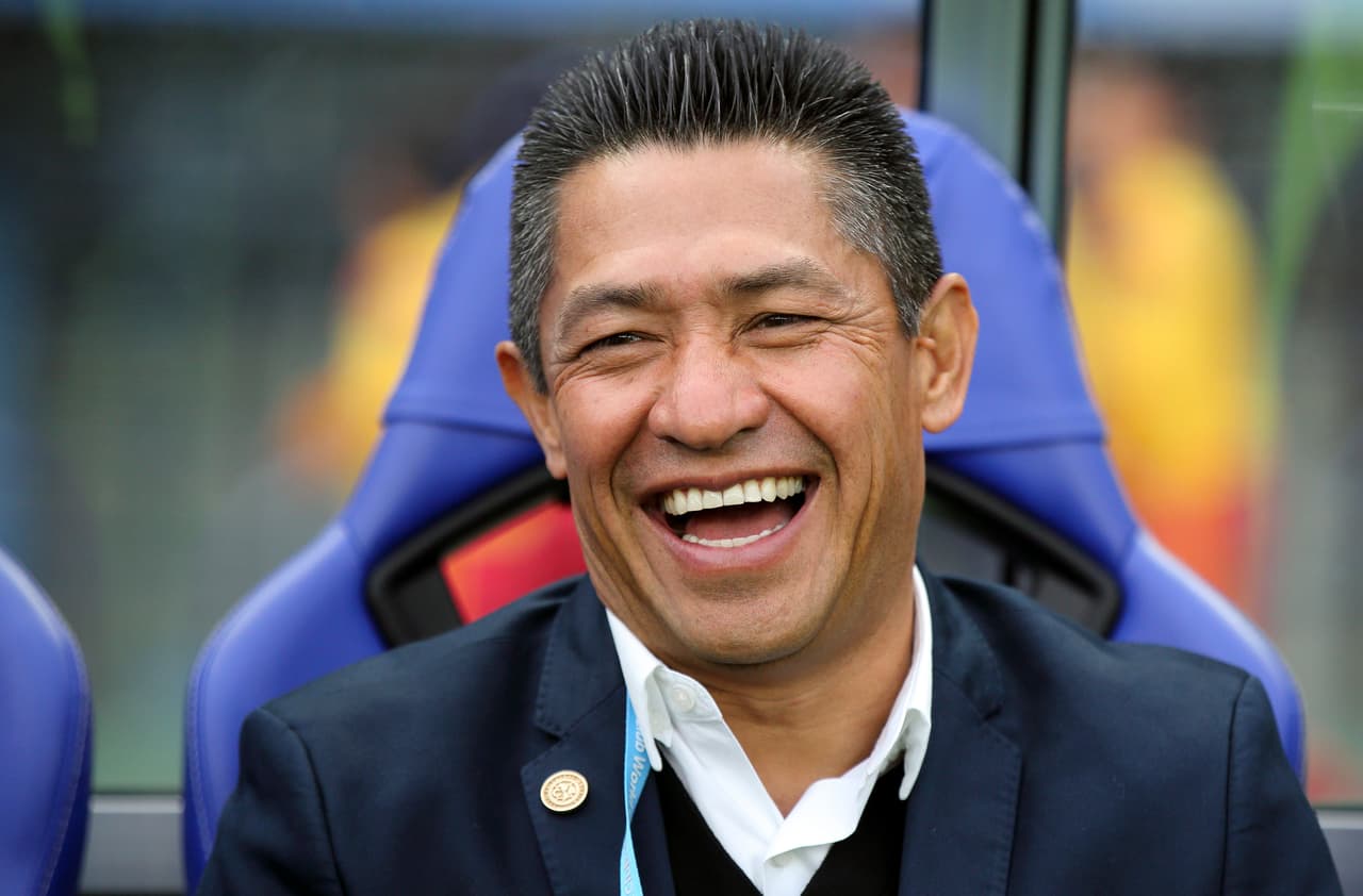 Ambriz recibió pastelazo por su cumpleaños