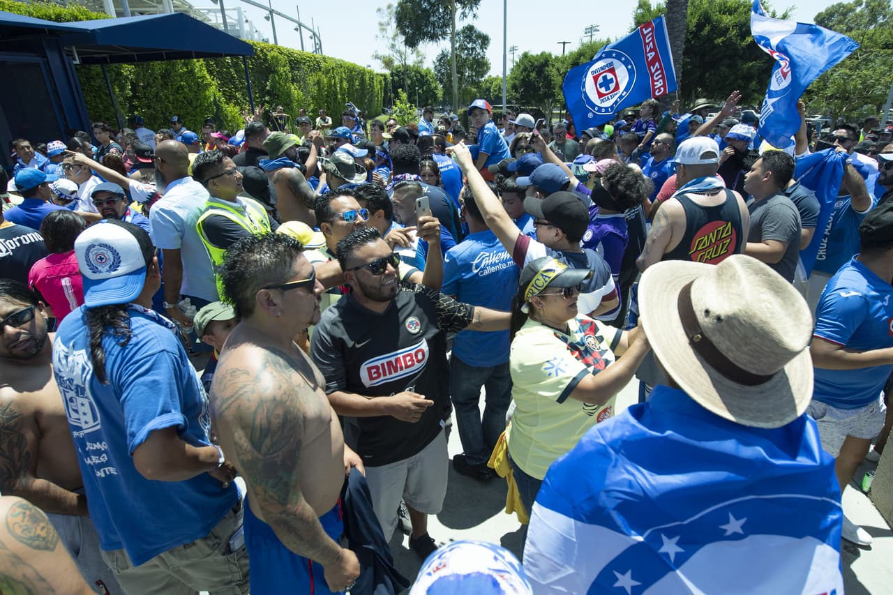 Gran ambiente le pusieron cruzazulinos y necaxistas previo a la Supercopa MX en LA