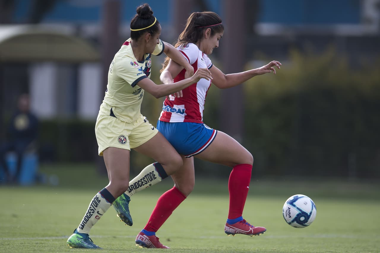 Chivas intenta quitarle la pelota al América, en el medio campo, pero no consigue la posesión.