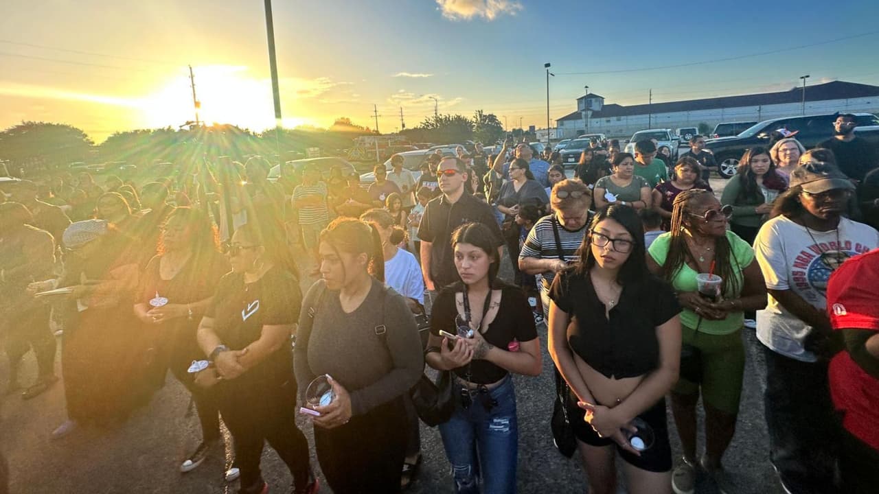 “Tenemos que dejar de dar pena y sentir lástima por los individuos que matan a nuestros hijos", dijo la activista April Aguirre, en medio de la vigilia por Jocelyn Nungaray. “No importa lo que estaba haciendo la niña, ella debe estar en una ciudad segura. Esas personas 
<b>le tomaron ventaja de su inocencia”</b>.