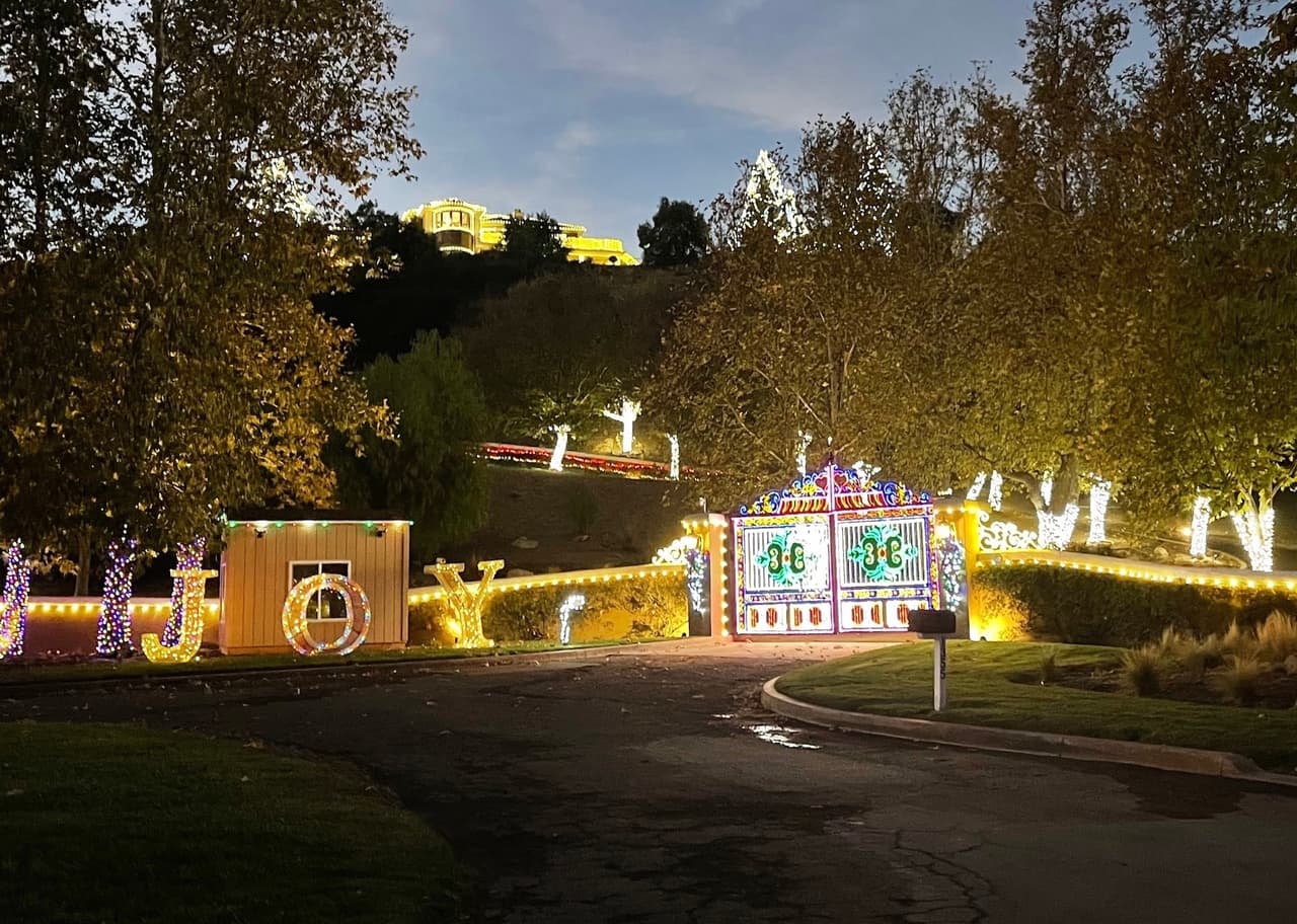 El actor de 52 años optó por llenar su mansión de luces de colores, que irrumpieron en árboles, arbustos, puertas, senderos y cualquier espacio que hubiera disponible. Hasta colocó una instalación en la que se puede leer la palabra Joy.