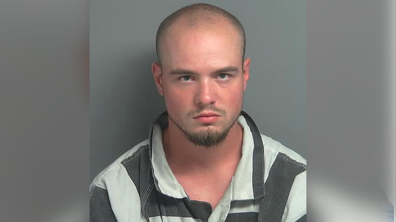 Tyler Austin Tracey, 24 años. Posee una orden de arresto. Es descrito como hombre blanco, 5'10" de altura, 170 libras de peso y fue visto por última vez en Spring Rain Ct, Conroe, Texas.