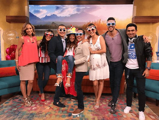 Rodeada del cariño de sus compañeros, Karla Martínez comenzó su festejo de cumpleaños.