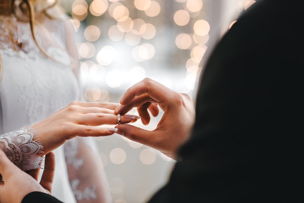 Hay campanas de boda, no quiere decir necesariamente para ti, sino para alguien cercano a ti. Hay proposiciones sentimentales, vivir con otra persona. Se abren nuevos caminos. El horizonte está frente a ti.