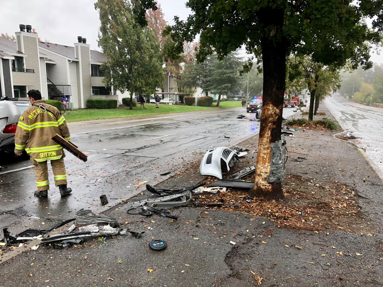 Un automóvil Infiniti viajaba a una "velocidad rápida" cuando aún estaba lloviendo y chocó con un árbol en el centro de la carretera, de acuerdo con testigos que hablaron con el CHP. 
<br>
