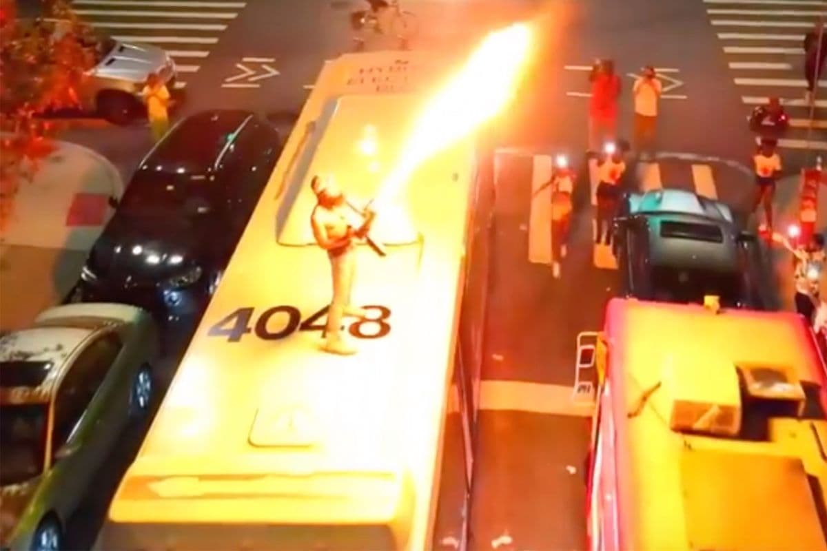 Impacta video de un hombre que dispara un lanzallamas desde el techo de un autobús de NYC
