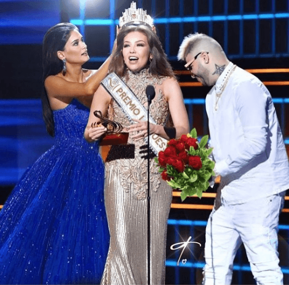 Qué tal cuando sus fans crearon este meme haciendo alución a la coronación de la intérprete durante Premio Lo Nuestro en su emisión 2017.