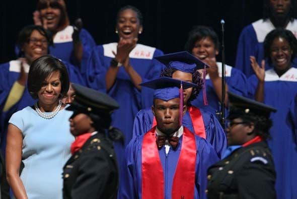 Con la voz entrecortada y lágrimas en los ojos, Michelle recordó su historia personal educativa.