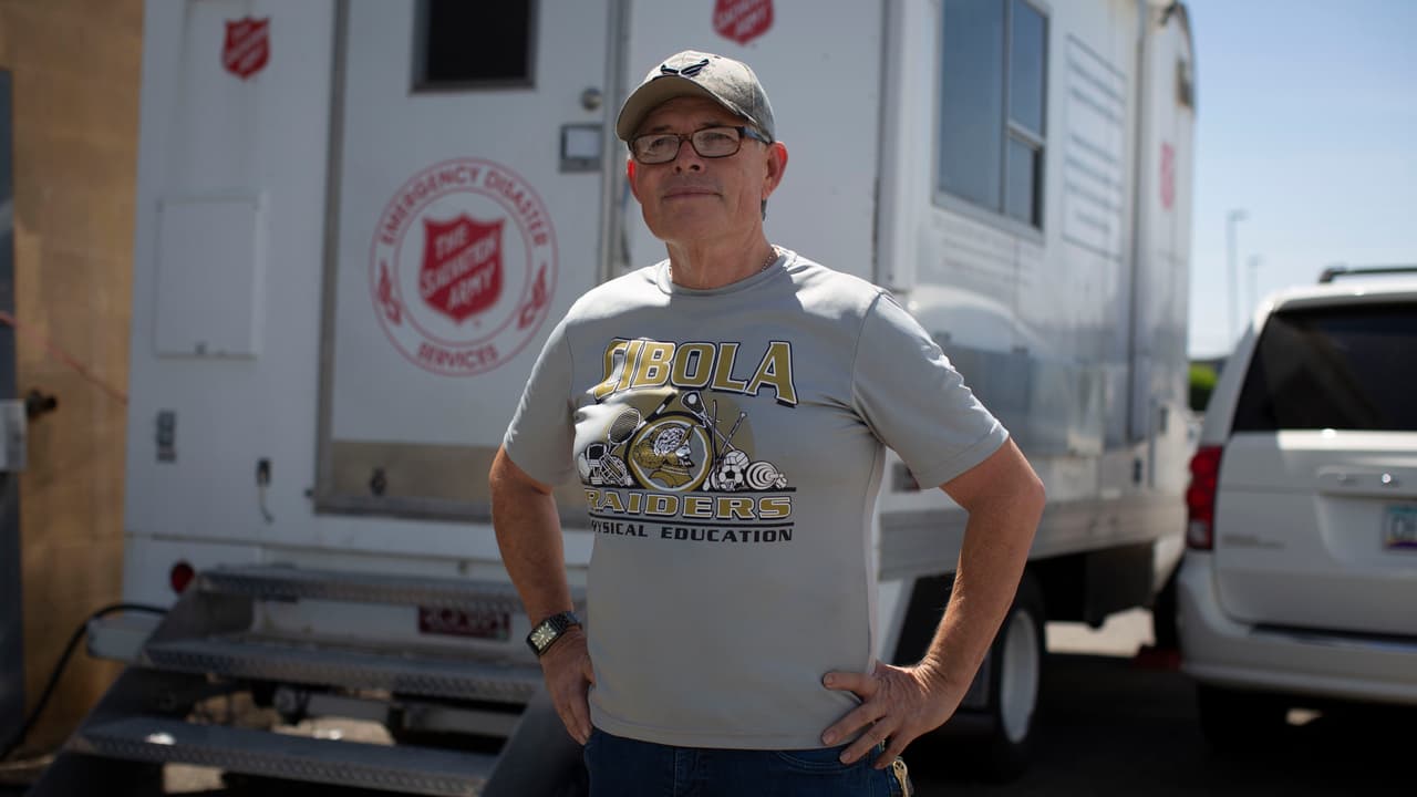 “Yo vengo a ayudar porque también fui migrante. Yo crucé la frontera cuando era un niño”, dice Juan Caratachea, el único voluntario mexicano en el refugio. “Ves los niños chiquitos que andan corriendo y me imagino la esperanza de la gente, de tener una vida mejor aquí. Vienen con la idea de que los niños vayan a la escuela, de conseguir un trabajo”, cuenta conmovido.