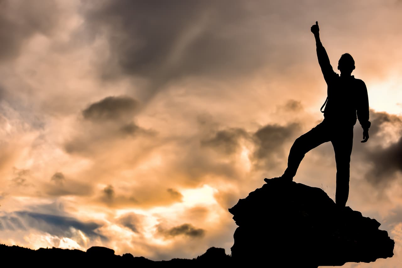 Vas a estar en medio de una situación novedosa, una especie de aventura excitante que te lanzará a la conquista de nuevas metas dentro de tu paisaje sentimental y también laboral. Actúa con la determinación que caracteriza tu signo escorpiónido.
<br>