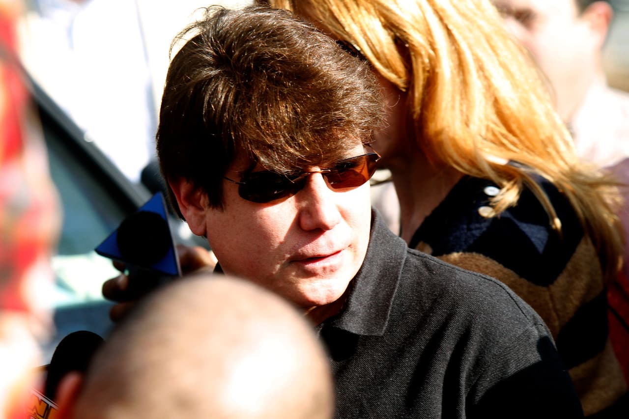 Defensa de Blagojevich da a conocer detalles de la vida del ex gobernador en la cárcel y revelan que canta en un grupo de rock