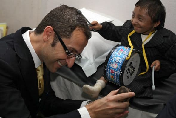 Khagendra Thapa Magar tiene una altura de 67 centímetros (26.4 pulgadas), con lo que desplazó del libro de marcas al colombiano Eduardo Niño Hernández, quien mide 70 centímetros (27 pulgadas).