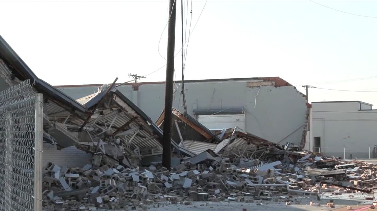 Colapsa techo de edificio comercial en Garland, siete personas salen a tiempo