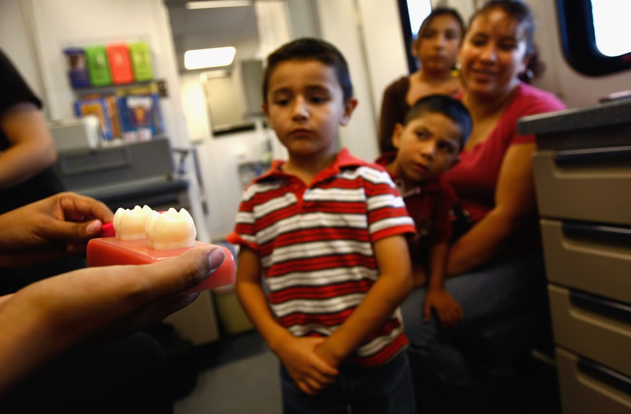 La AAPD también recomienda la aplicación tópica de flúor cada seis meses durante las visitas a su odontopediatra comenzando a la edad de dos años.