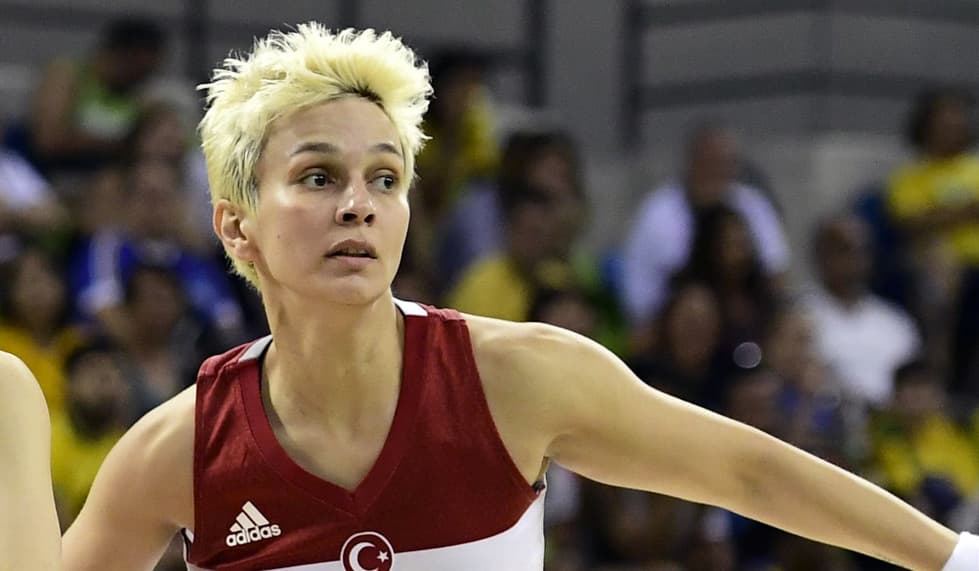 Hay deportistas como la basquetbolista turca Isil Alben, que prefieren llevar el pelo corto. Sin embargo ella lo lleva decolorado, lo que le da un toque edgy a su look.
<br>