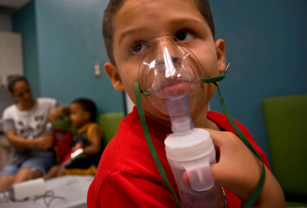 "Generalmente, una persona que ha padecido asma desde niño,
<b>al llegar a la edad adulta le puede resurgir la enfermedad</b> a pesar de que se haya curado", indicó el doctor.