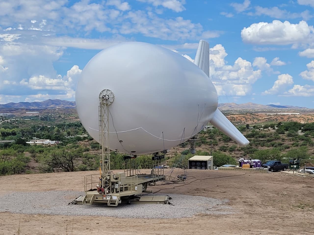 La Dirección de la Oficina de Gestión de Programas (PMOD) de la Oficina de Aduanas y Protección Fronteriza de los EE. UU. (CBP, por sus siglas en inglés) instaló un Aerostato del Sistema de Vigilancia Terrestre Persistente de 22 metros en Nogales, Arizona
