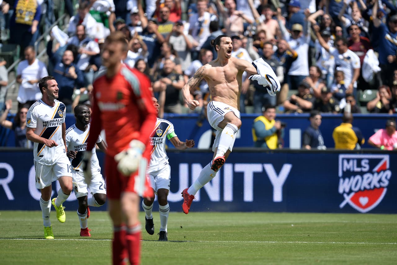 ¡GOLAZO! Zlatan se presentó con un auténtico golazo. Un disparo de larguísima distancia que sorprendió al arquero. ¡Gracias Zlatan!