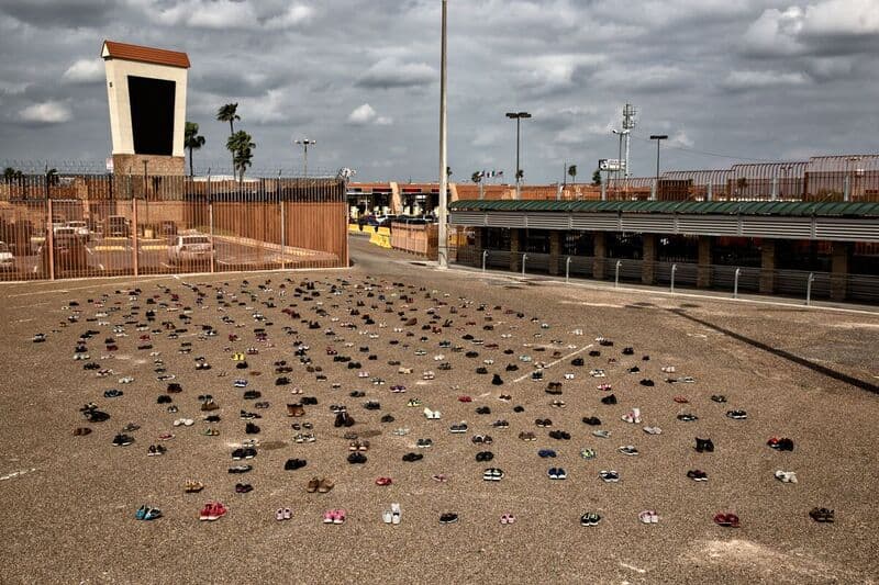 Para este retrato, Verónica reunión 433 pares de zapatos y los dispuso en el Puente Internacional de Hidalgo en donde tantos inmigrantes se entregan pidiendo asilo.