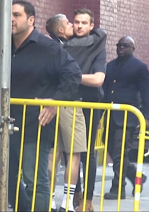 Justin Bieber, de pantalones cortos y dejando ver su tatuaje de Jesucristo en las piernas, estuvo dos horas en su servicio religioso. Al salir, abrazó y besó de manera afectuosa al Pastor Rich Wilkerson, quien ha ganado popularidad recientemente por ser amigo de Kourtney Kardashian.