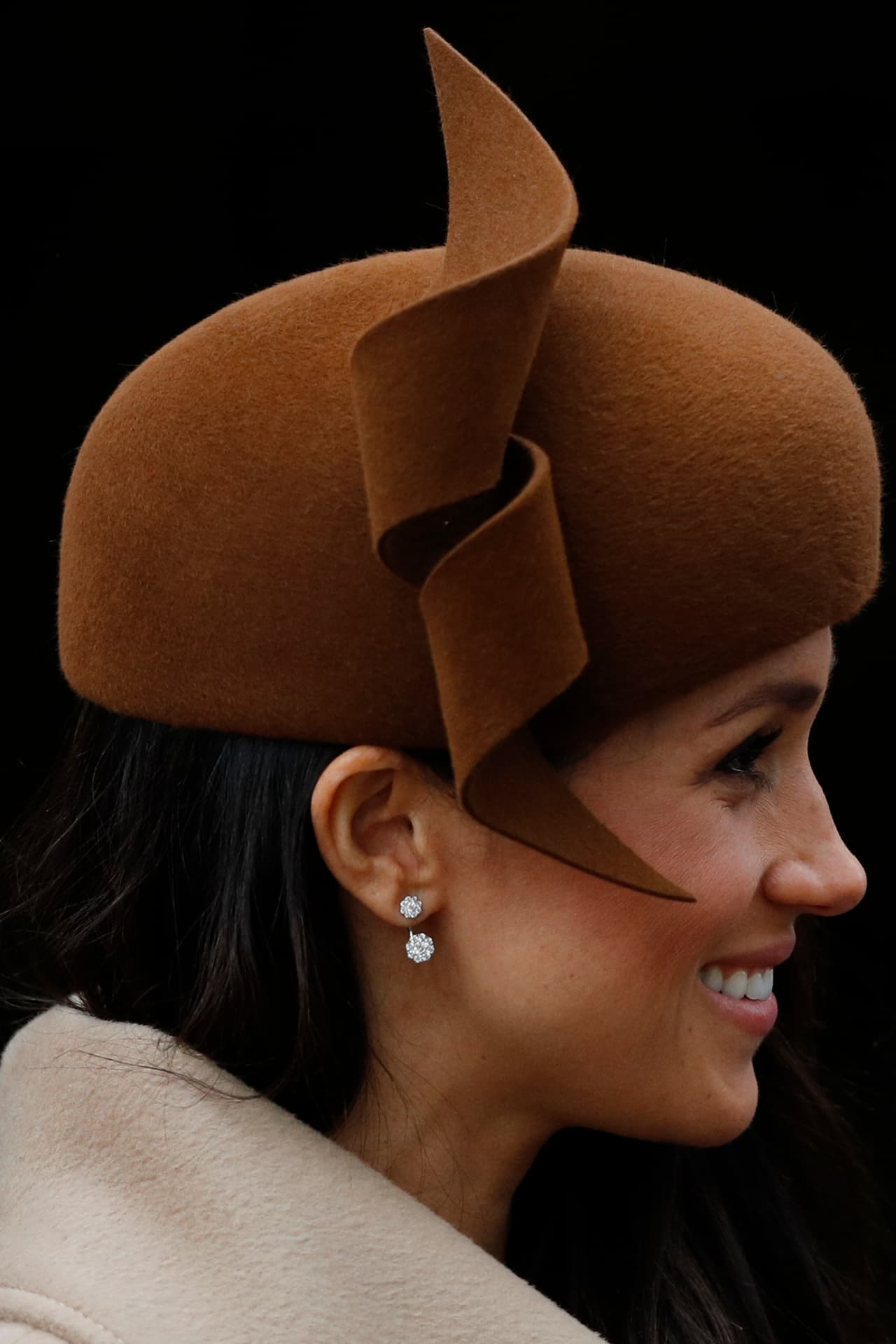 <b>25 de diciembre, 2017</b>
<br>La elección de su primer sombrero, uno de los accesorios más usados entre la realeza, fue un acierto muy aplaudido. Se trató de un sombrero en fieltro café del diseñador Philip Treacy, el favorito de la realeza. Lo complementó con unos discretos aretes Birks.