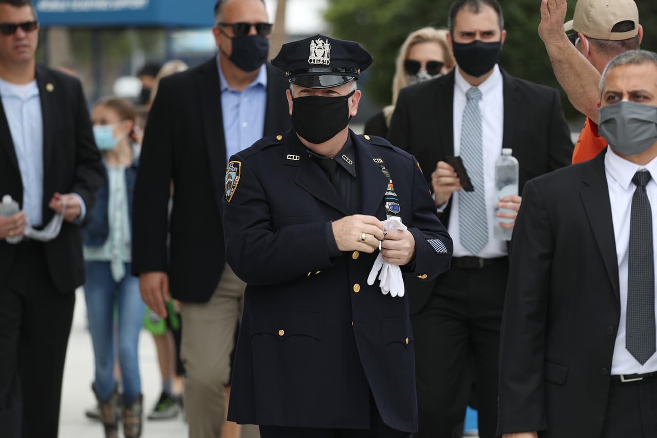 Entre los asistentes también se encontraba el fiscal general encargado de EEUU, Monty Wilkinson, y miembros de departamentos de policía locales, rescatistas y sus compañeros del FBI. 
<br>