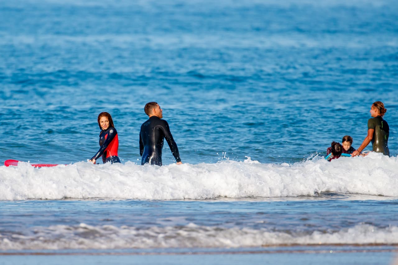 El País hace hincapié en que "si hay pacto, 
<b><a href="https://www.univision.com/entretenimiento/fiscalia-espanola-investiga-tres-denuncias-de-fraude-contra-shakira" target="_blank">irá igualmente a juicio</a></b>, pero será un abrir y cerrar de ojos".