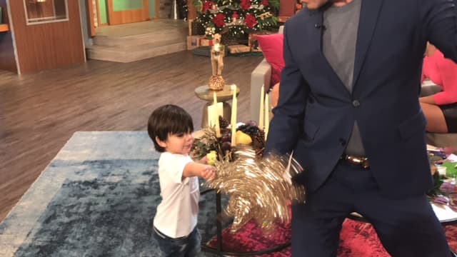 Aquí lo vemos bailando de nuevo con Carlitos