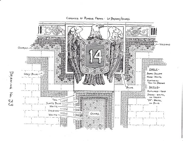 Un águila en la estación 14th Street/Union Square. La decoración fue tapada por una tienda que abrió en el entrepiso poco después de que se estrenó la línea.