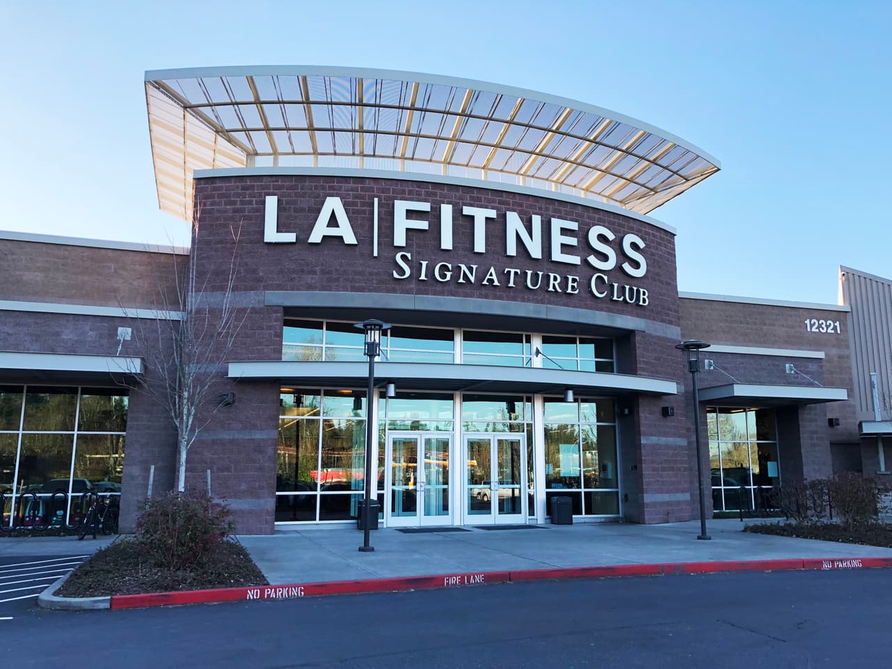<b>LA Fitness.</b> La investigación encontró que la cadena de gimnasios obtuvo un préstamo de $300 millones del programa del gobierno para tratar de capear la crisis por la pandemia. Aún así, a medida que los estados y municipios continúan restringiendo las actividades, las operaciones de este tipo continúan afectadas. Esta compañía podría seguir los pasos de Gold's Gym y 24 Hour Fitness, que se declararon en quiebra a mediados de 2020.