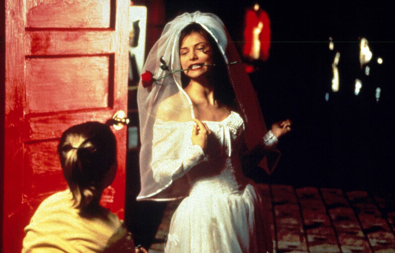 <b>Sofia Shinas</b>
<br>La novia y prometida de Eric Draven era Shelly Webster, quien fallece de forma brutal luego de ser atacada la noche del 30 de octubre y pasar más de 30 horas en cuidados intensivos.