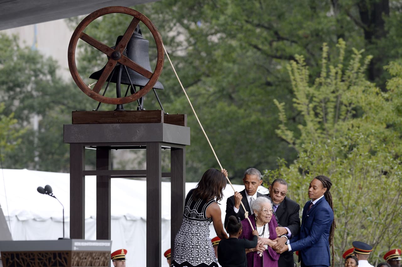 Así se ha tocado la campana que marca la inauguración.